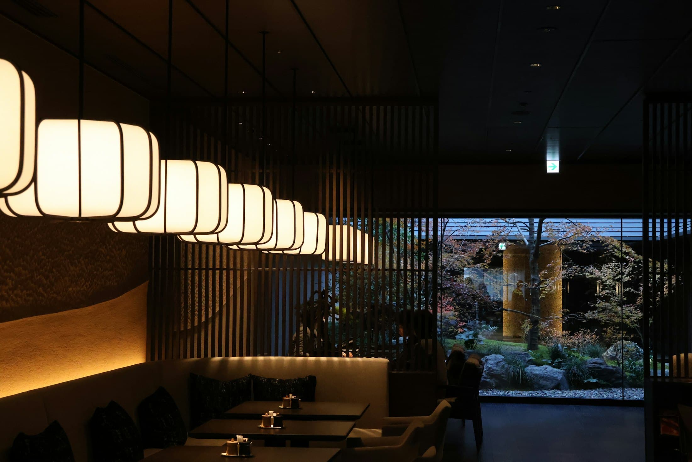 Salle de restaurant tamisée, lanternes en enfilade